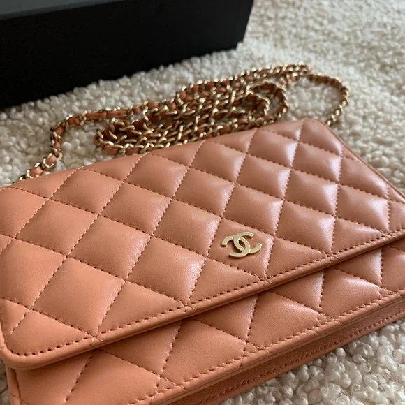 CHANEL Classic Wallet On Chain WOC in Salmon Beige Lambskin Leather - Picture 4 of 16